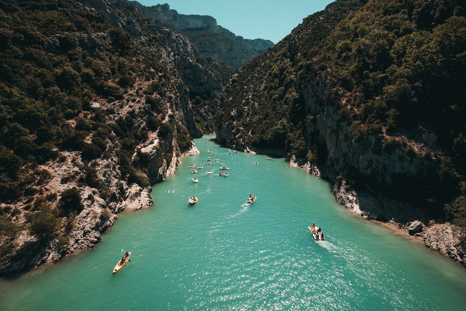 Gargantas de agua turquesa con kayaks