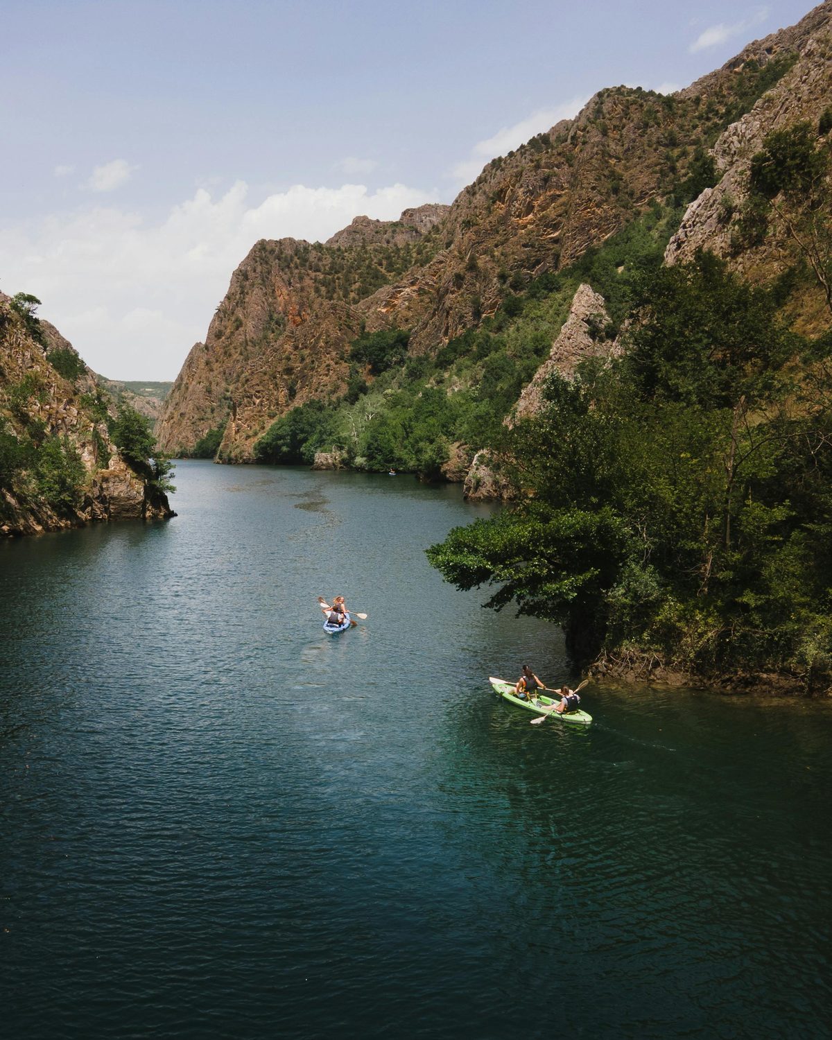 Kayaks en agua profunda entre paredes de roca