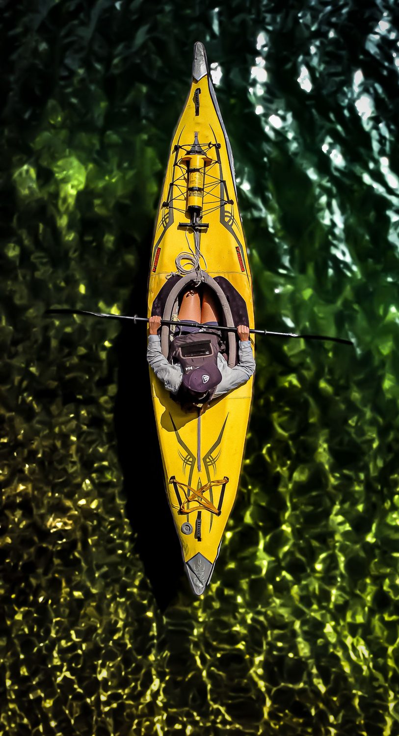 Kayak de mar a vista de pájaro sobre agua esmeralda