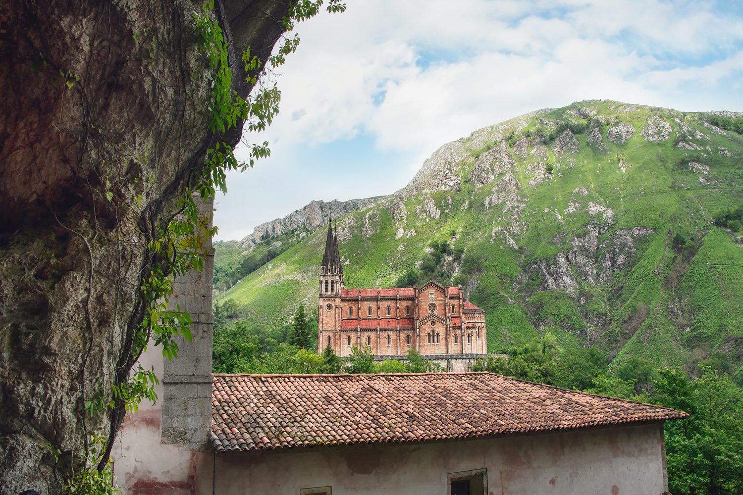 Basílica de Covadonga ante la montaña verde